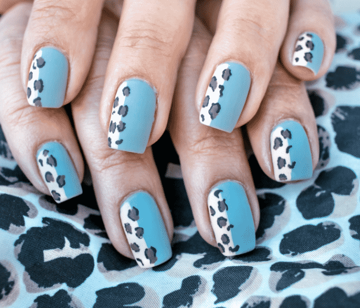 unhas com estampa de onça e azul