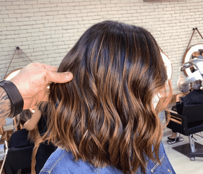 cabelo curto com mechas acobreadas