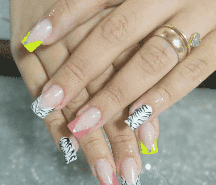 unhas de zebra com decoração colorida