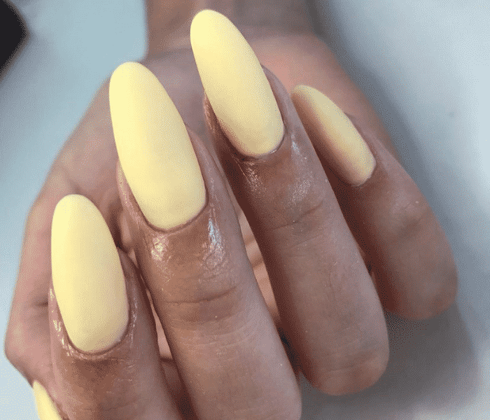 unhas tons amarelo claro