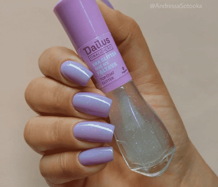 unhas lilás claro