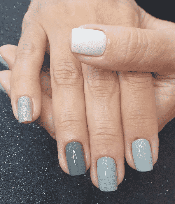 unhas com degradê de tons de cinza
