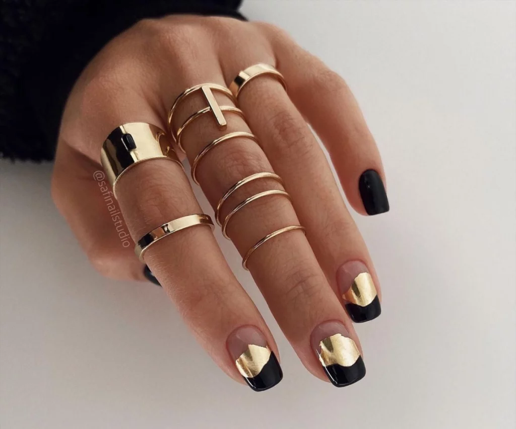 unhas com decoração folha de ouro