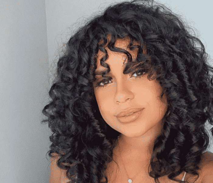 franja em cabelo cacheado