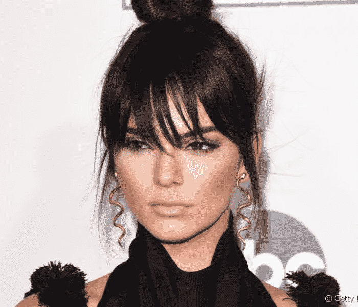 penteado coque alto com franja desfiada