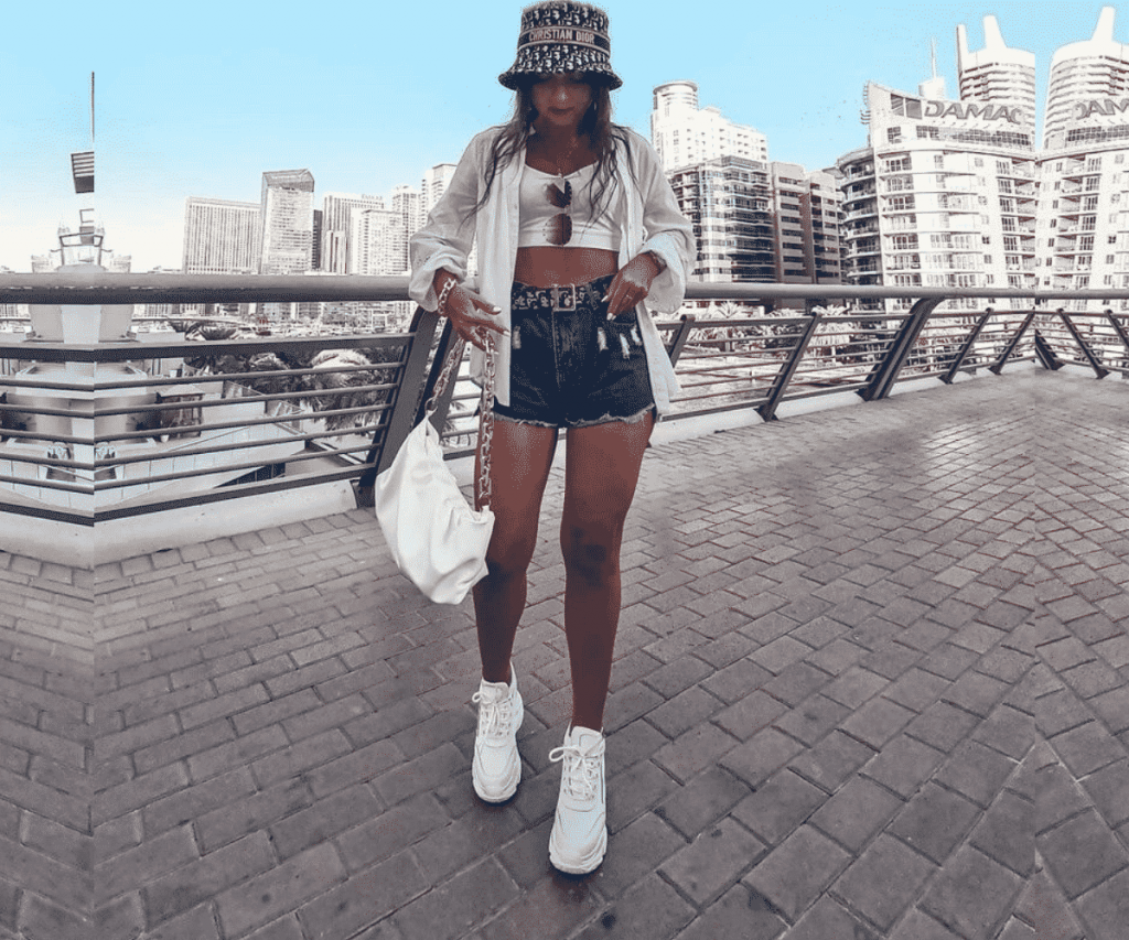 short jeans e tênis