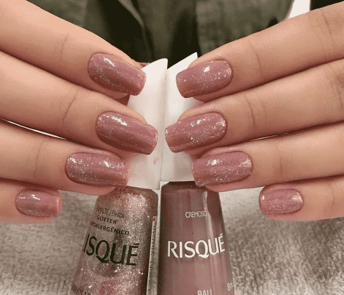 unhas nude com glitter