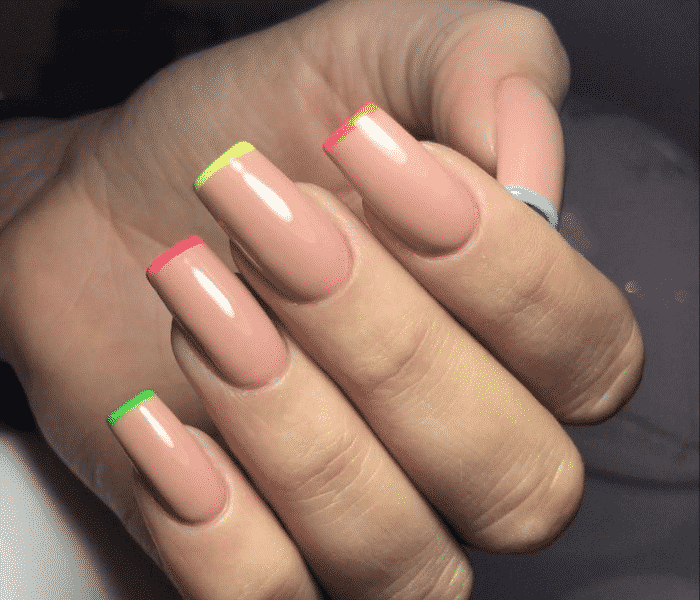 unhas nude com francesinha neon