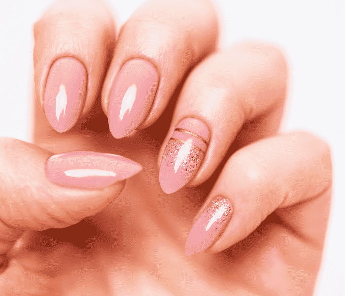 unhas com esmalte nude