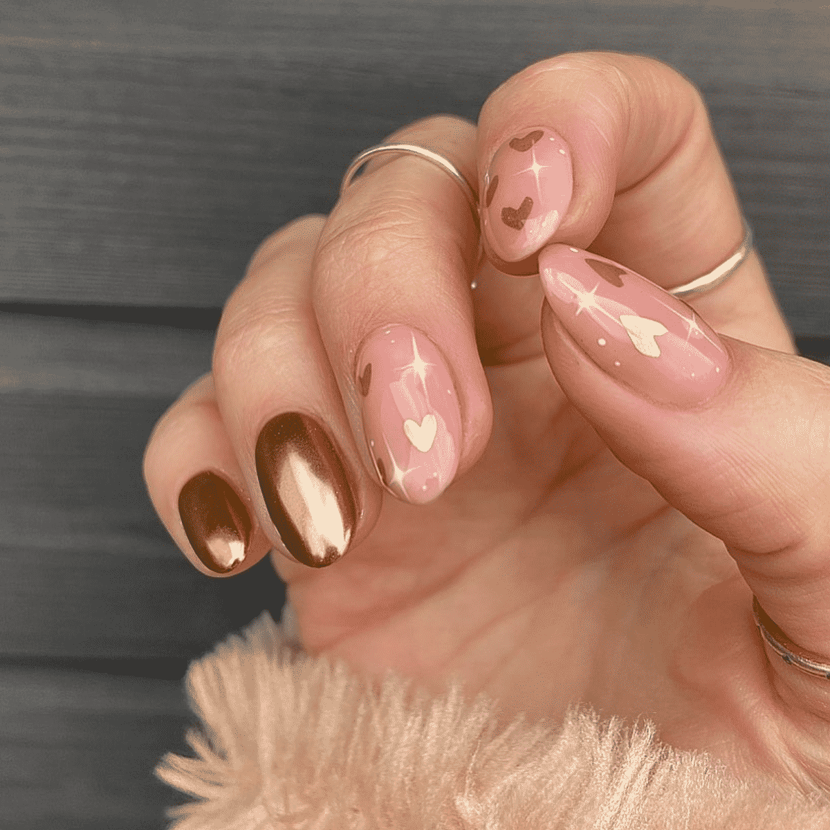 unhas com corações dourados