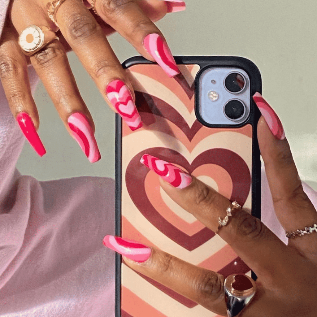 unhas de coração coloridos