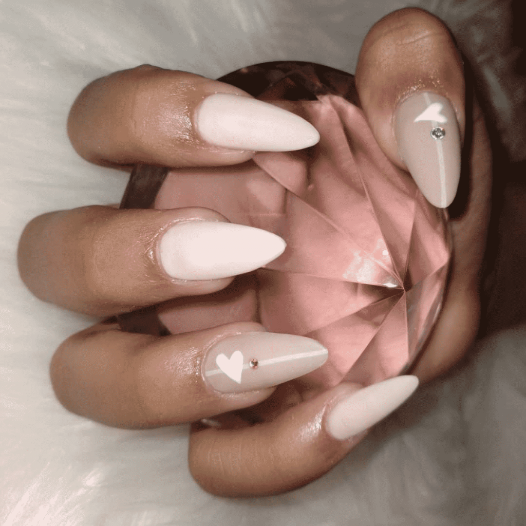 unhas nude com corações