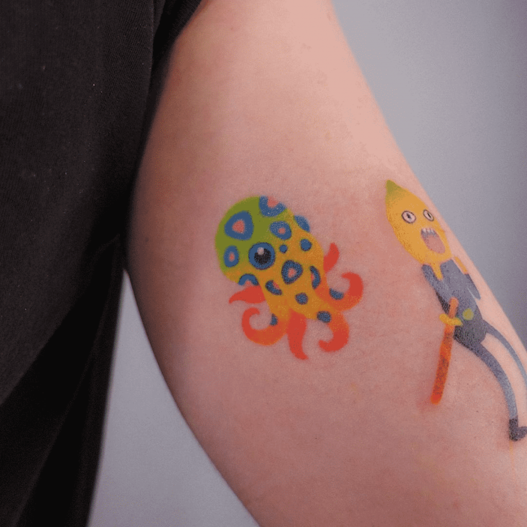 TATUAGENS COLORIDAS FEITAS À MÃO