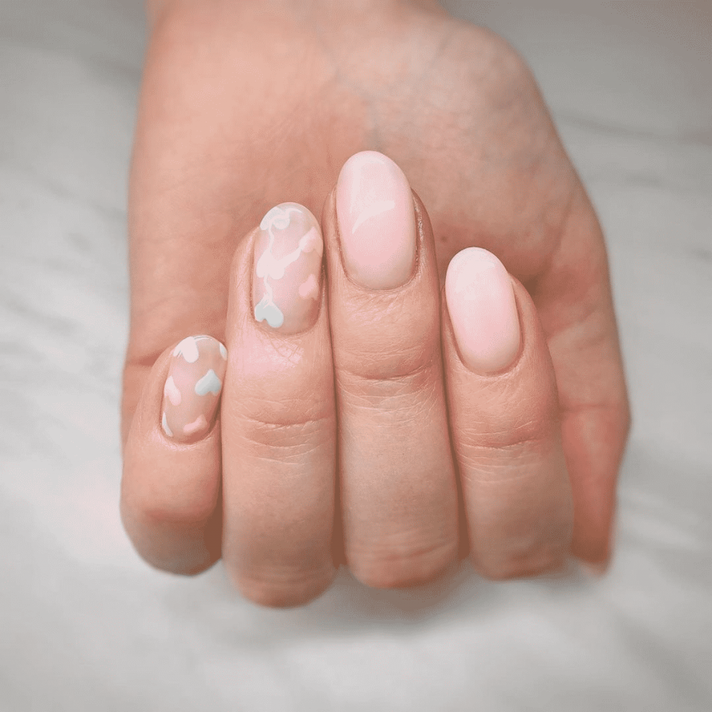 unhas de coração em tons pastéis