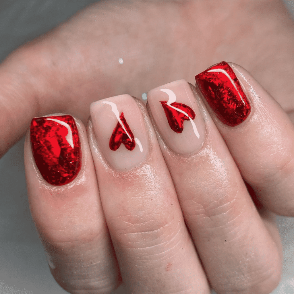 unhas de coração vermelho