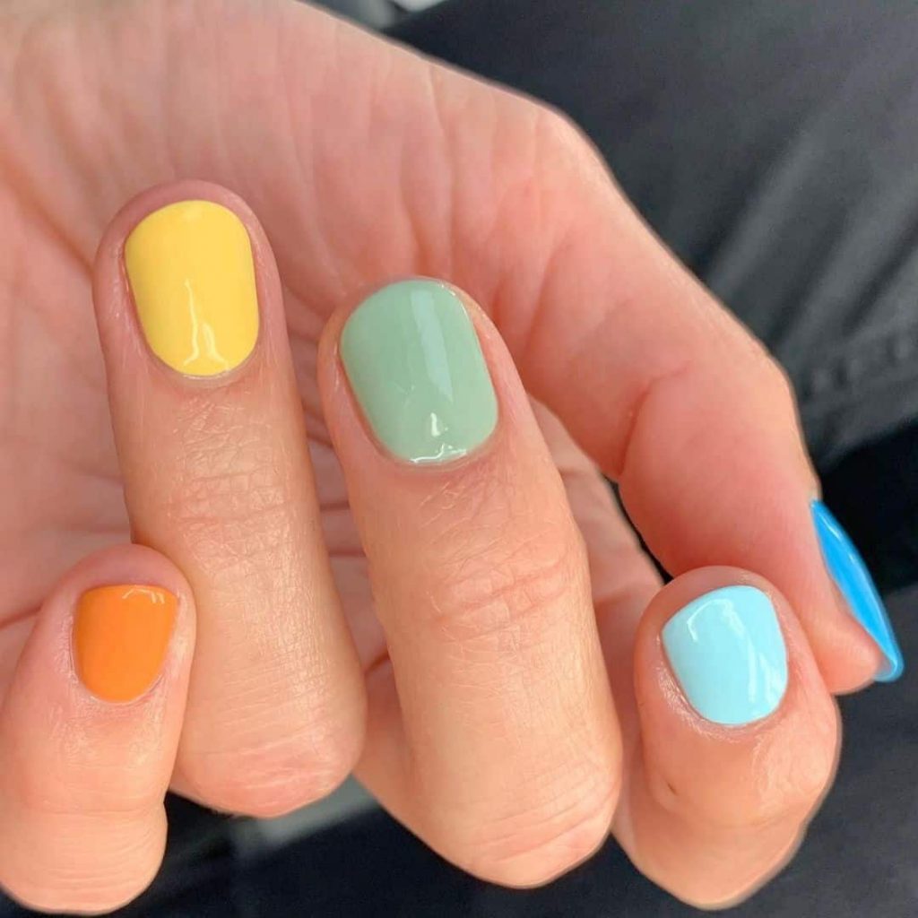 design de unhas coloridas