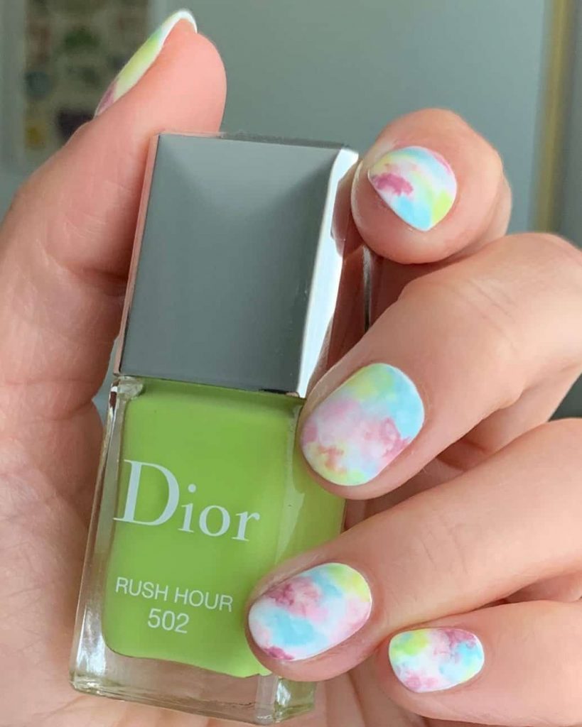 design de unhas tie-dye