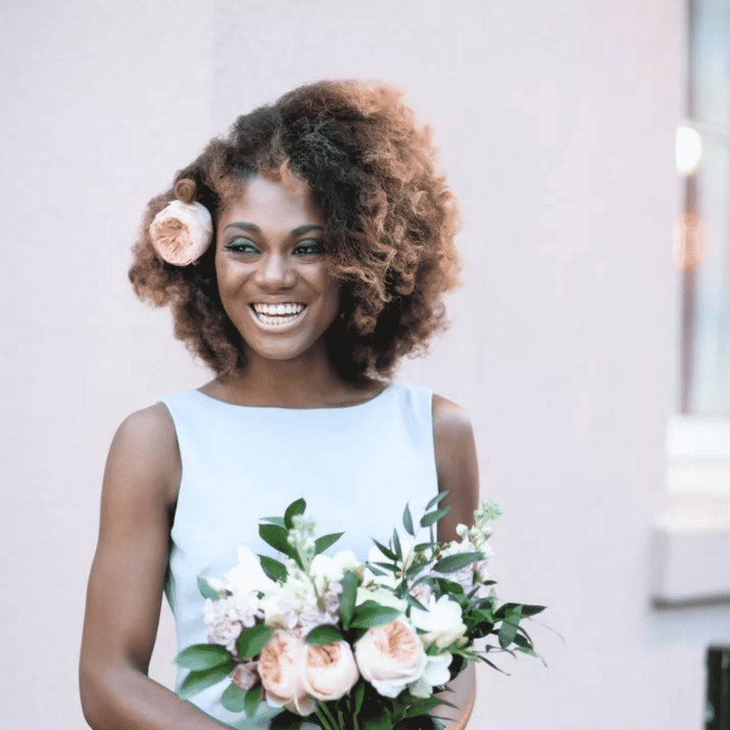 penteado para cabelo cacheado com flor