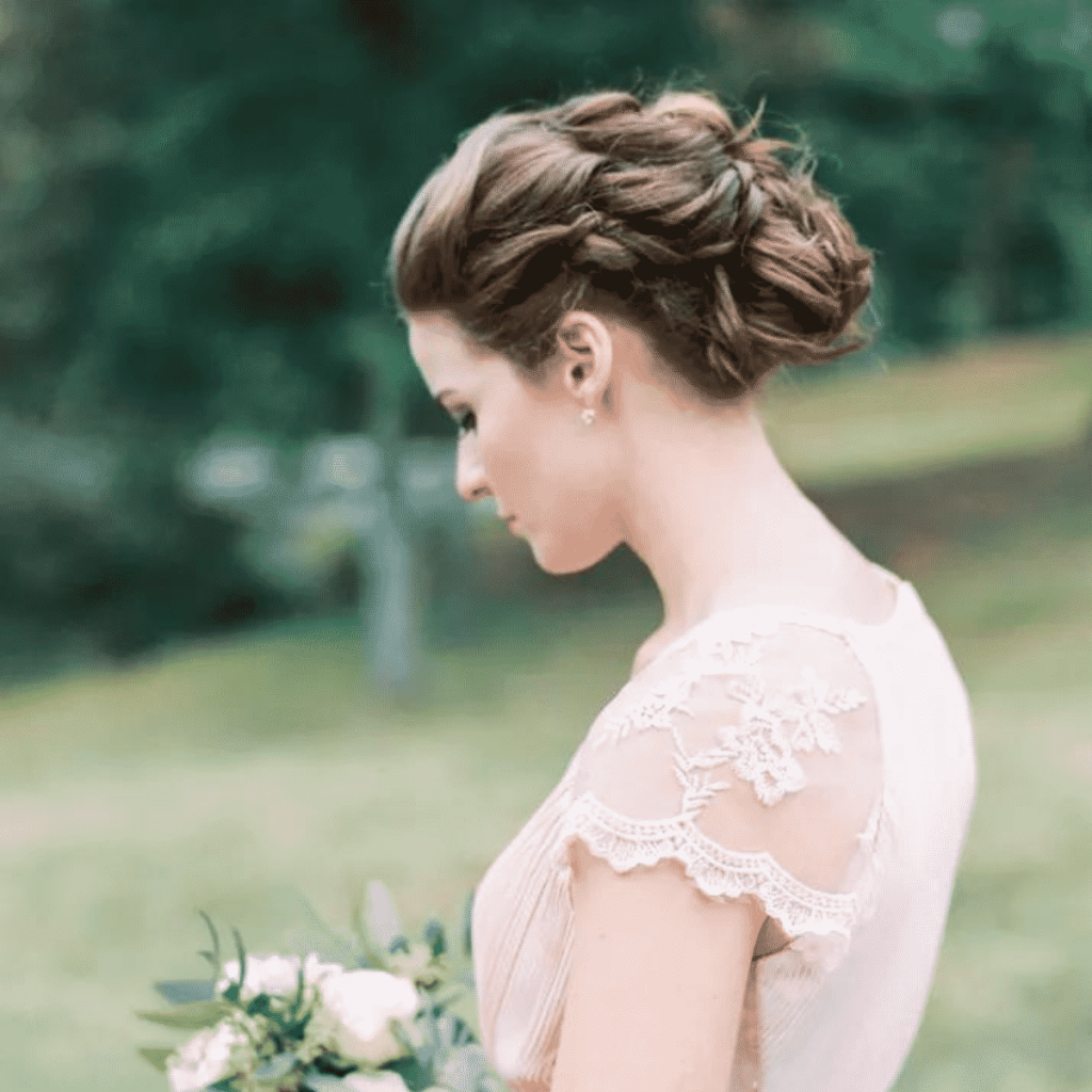 penteado para madrinha de casamento com coque trançado