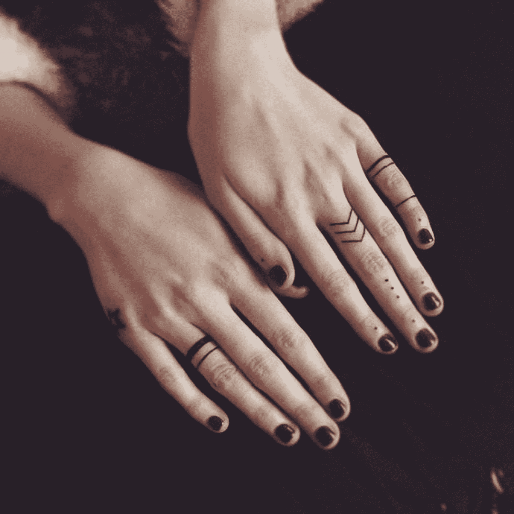 tatuagem nos dedos