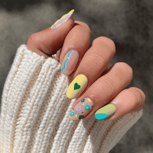 unhas com desenhos coloridas