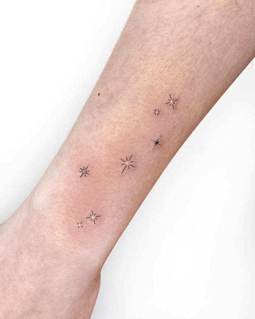 Tatuagem de estrela espalhada