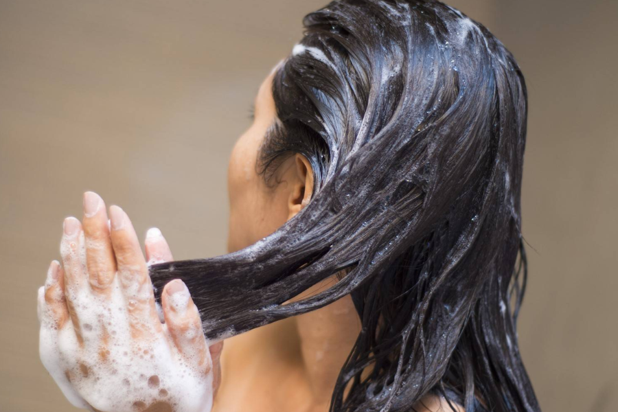 lavar o cabelo com shampoo neutro