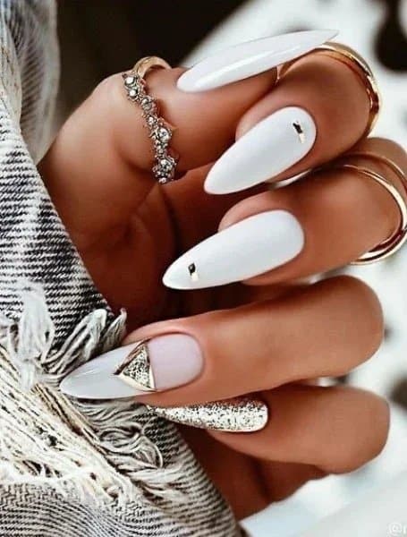 unhas branco e dourado