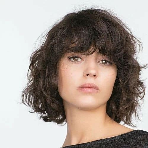 cabelo ondulado curto com franja