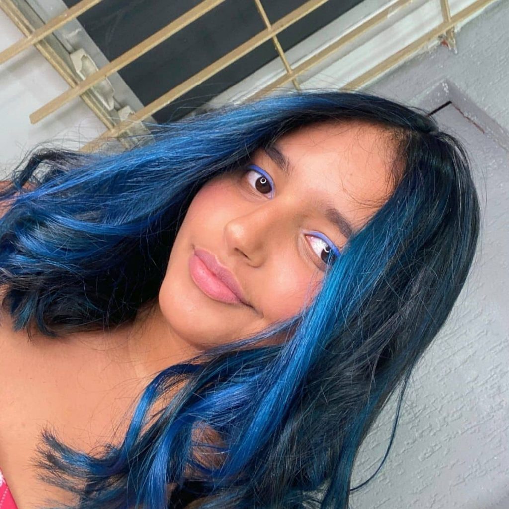 cabelo preto com mechas azuis