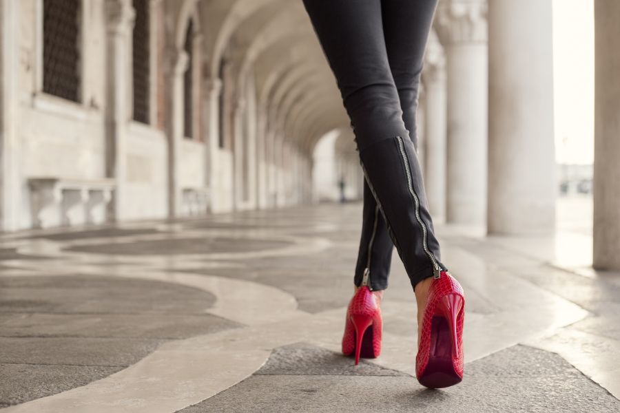 calça preta combina com que cor de blusa