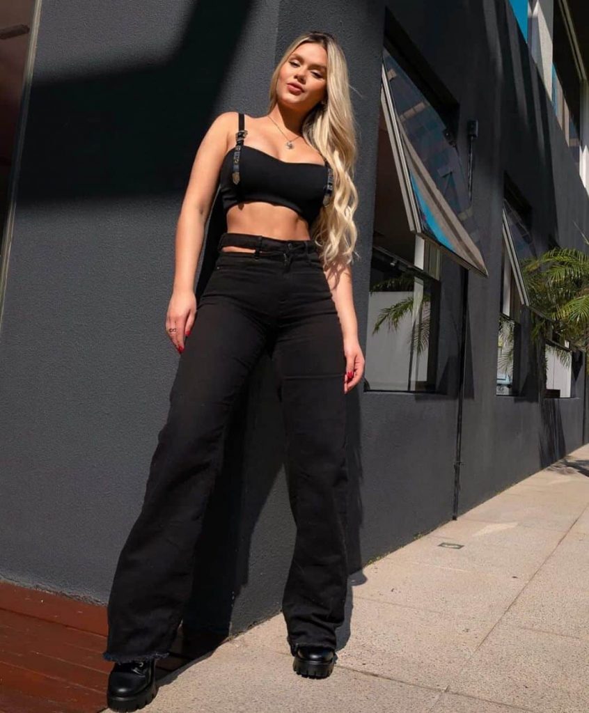 calça preta e cropped