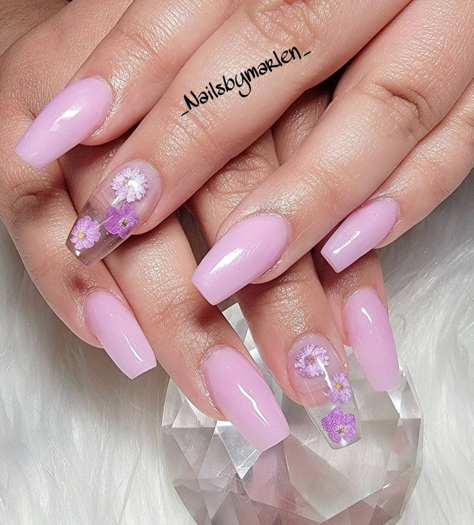 unha encapsulada com glitter decoração de unha lilás