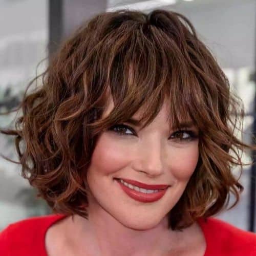 cabelo curto ondulado com franja em tom chocolate