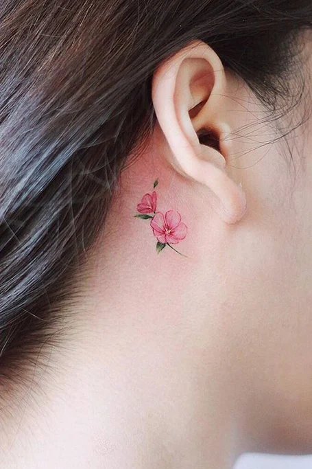 tatuagem atras da orelha de flor