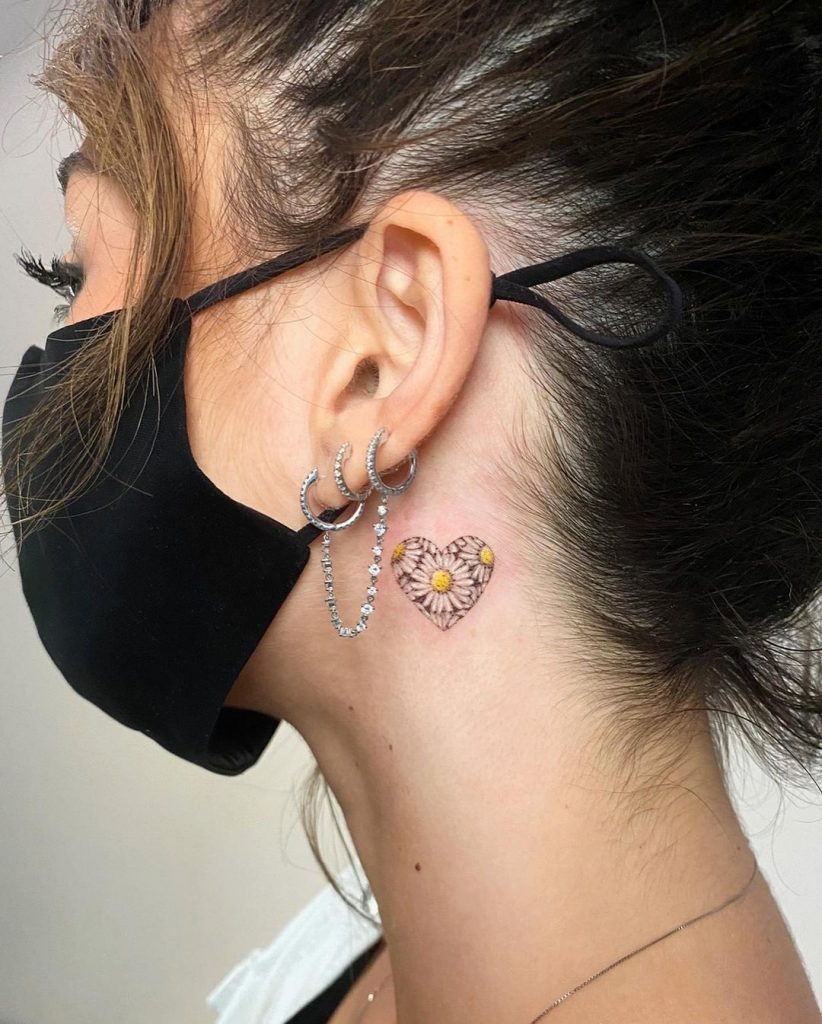 tatuagem atrás da orelha de girassol