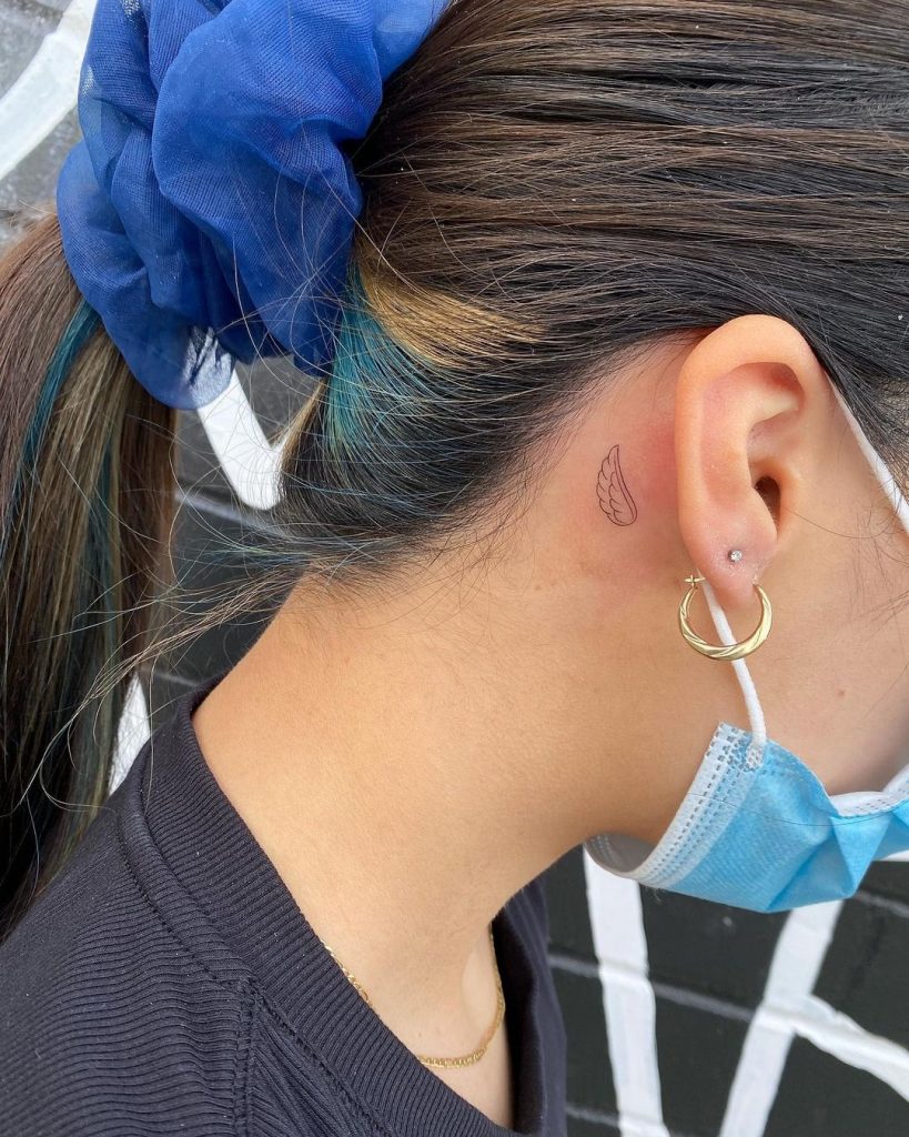 tatuagem de asa atrás da orelha
