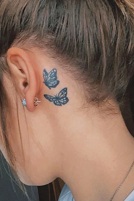 tattoo de borboleta atrás da orelha