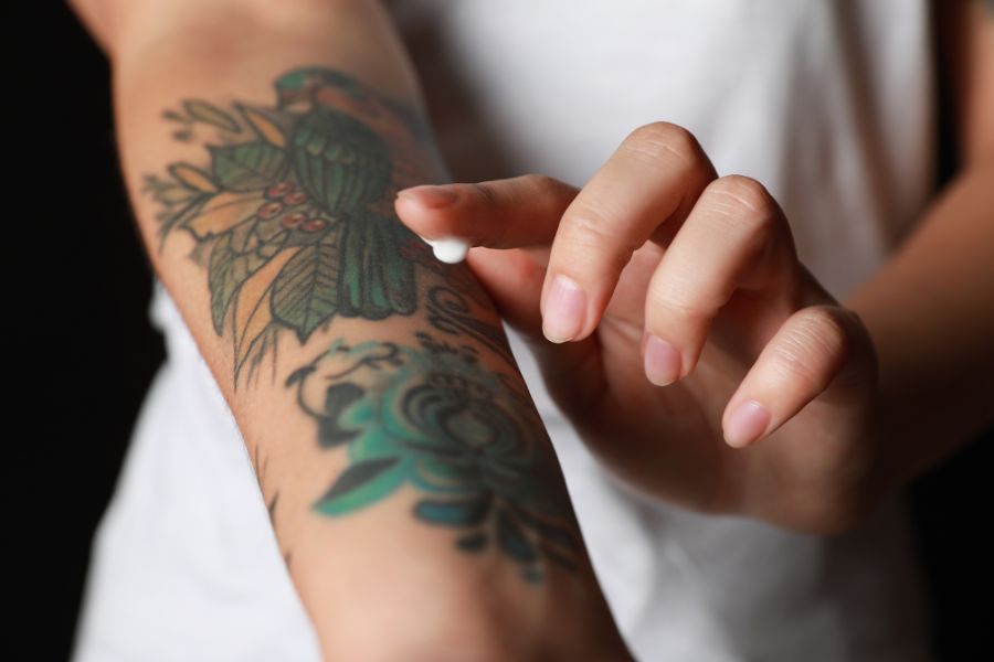 tatuagem de flor no braço