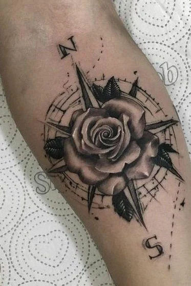 tatuagem de roda dos ventos