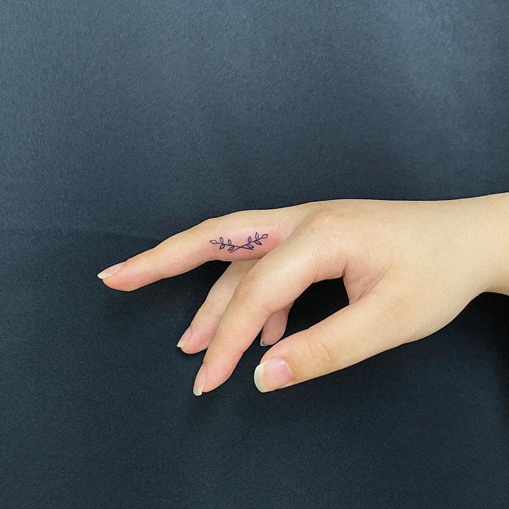 tatuagem no dedo feminina