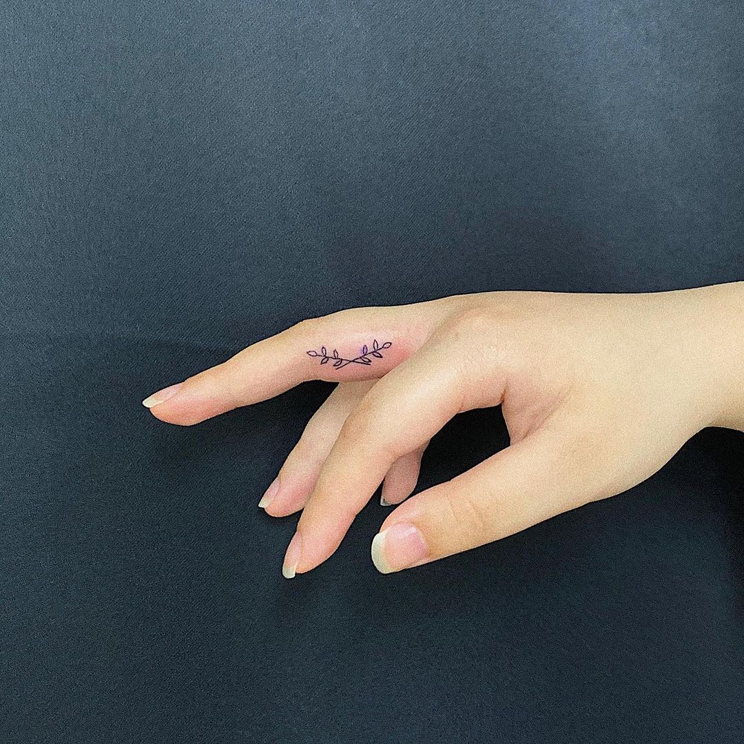 10 ideias de tatuagem no dedo para inspirar seu próximo desenho