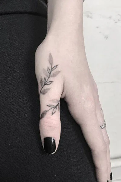 tatuagem pequena na mão