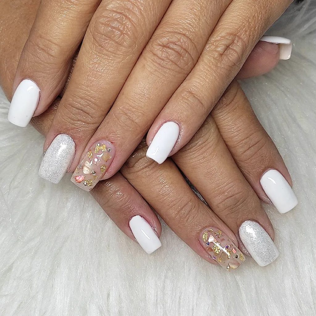 unha com glitter branca