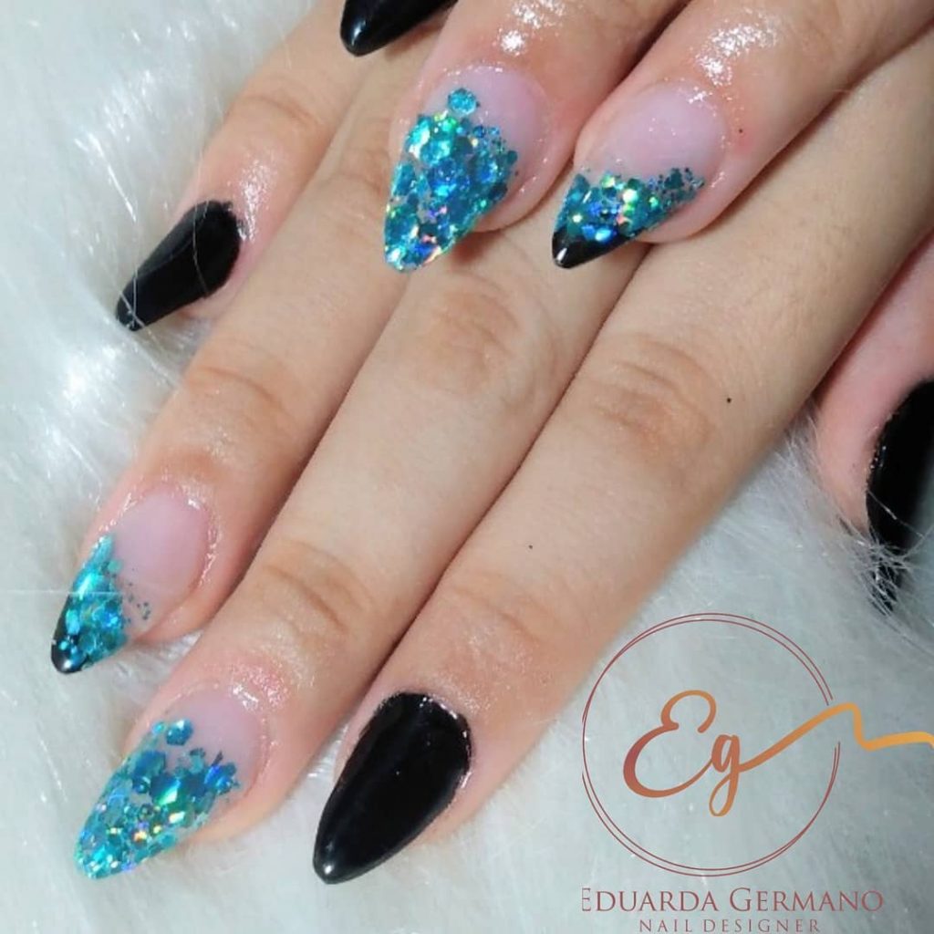 unha decorada azul e preto