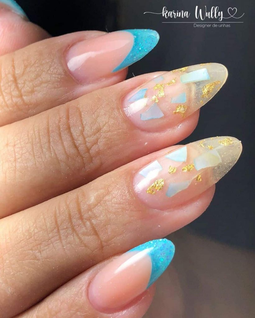unha decorada com glitter azul