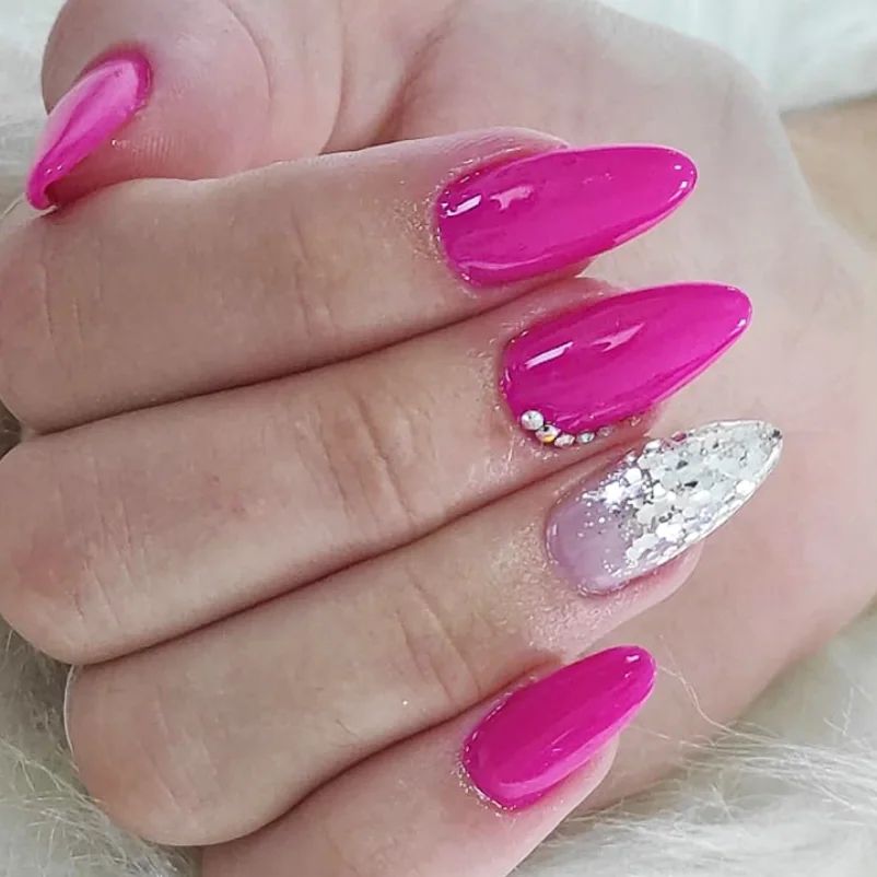 unha rosa com Detalhes brilhosos