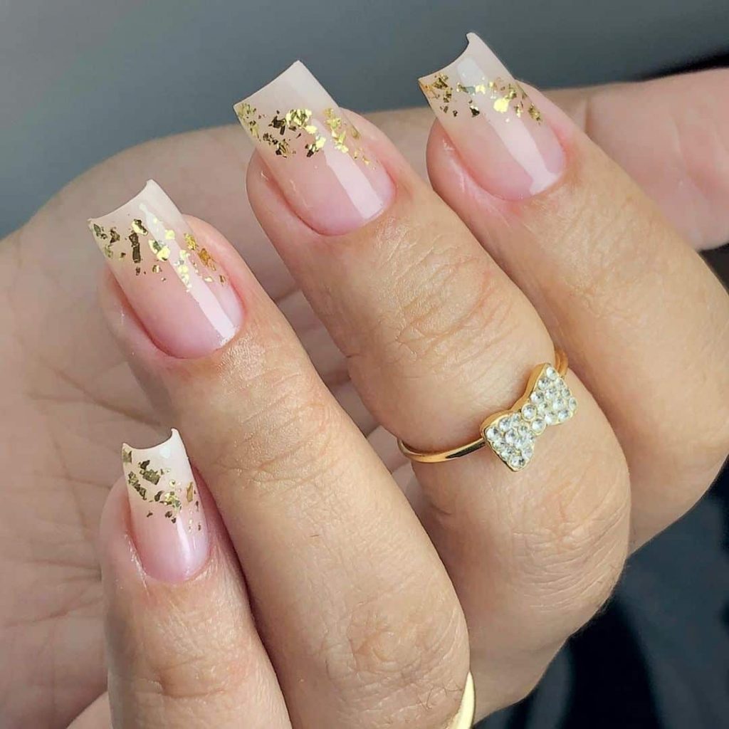 unha transparente com dourado