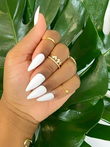 unha estiletto branco