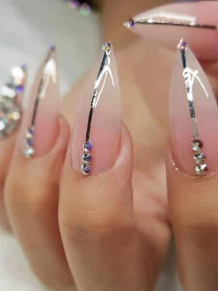unha estiletto com fios prata